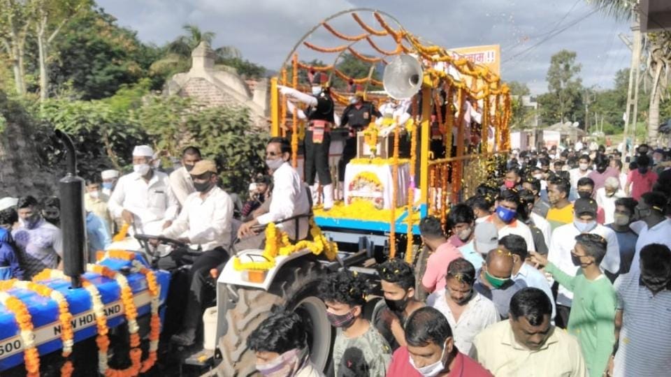 यावेळी सहकार व पणन तथा जिल्ह्याचे पालकमंत्री बाळासाहेब पाटील, आमदार मकरंद पाटील, अप्पर जिल्हाधिकारी रामचंद्र शिंदे, माजी आमदार मदन भोसले, प्रांताधिकारी राजेंद्रकुमार जाधव, तहसीलदार रणजित भोसले, जिल्हा सैनिक कल्याण अधिकारी विजयकुमार पाटील, वाई पंचायत समितीच्या सभापती संगीता चव्हाण यांनी शहीद जवान सोमनाथ मांढरे यांना पुष्पचक्र अर्पण करुन मानवंदना दिली.