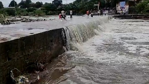 औरंगाबाद - खाम नदीत पुराच्या पाण्यात वाळूज औद्योगिक वसाहतीतील (Waluj MIDC) एक कामगार दुचाकीसह आज बुधवारी (ता.29) रोजी सकाळी आठ वाजेच्या सुमारास वाहून गेला आहे.