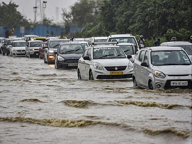 दिल्लीत मुसळधार! विमानतळासहित दिल्ली पाण्याखाली; जनजीवन विस्कळीत