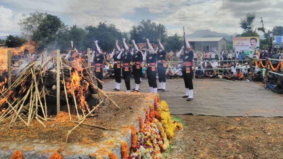 शहीद जवान सोमनाथ मांढरे यांच्या आसले गावातून अंत्ययात्रेला सुरुवात करण्यात आली. मार्गामार्गावर रांगोळ्यांचा सडा घालण्यात आला होता. ‘अमर रहे, अमर रहे सोमनाथ मांढरे अमर रहे, भारत माता की जय,’ अशा घोषणा देत ही अंत्ययात्रा अंत्यविधीच्या ठिकाणी पोहचली. यावेळी पालकमंत्री पाटील, आमदार पाटील, अप्पर जिल्हाधिकारी शिंदे यांनी मांढरे यांच्या कुटुंबीयांचे सांत्वन केले.