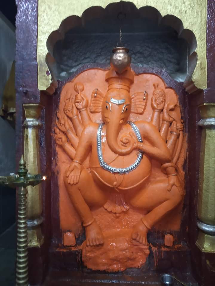 तेजःपुंज चेहरा... रेखीव डोळे... एखाद्या सुपासारखे पसरलेले कान आणि दहा हात. मागील आठही हातात वेगवेगळी आयुधे. एक हात गुडघ्यावर वरद अवस्थेत. आणि दुसरा हात छातीवर. दशभुजा असलेली ही विलोभनीय 'मदन मदोत्कट' गणेश मुर्ती नाशिककरांचे श्रध्दास्थान आहे.