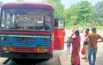Raver-Barhanpur ST bus