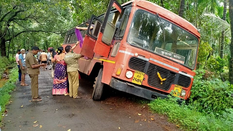 कोलझरात कुडासे-बांदा एसटी कलंडली; प्रवासी सुखरुप