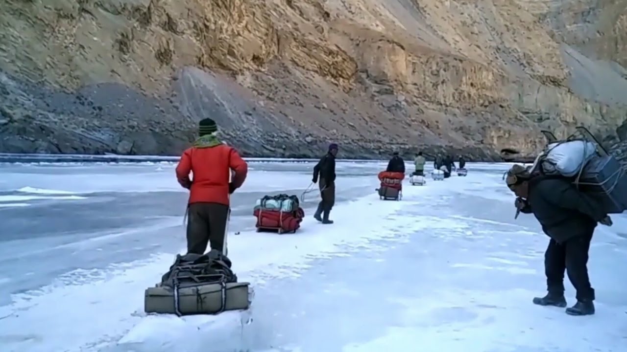 लडाखमध्ये झंस्कार फ्रोझन रिव्हर आहे. याची उंची ३,८५० मीटर आहे. जानेवारी मध्यापासून फेब्रुवारीपर्यंत याठिकाणी जाता येईल.