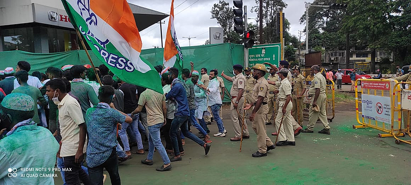 Live Update : बेळगावात गर्दी पांगवण्यासाठी सौम्य लाठीचार्ज