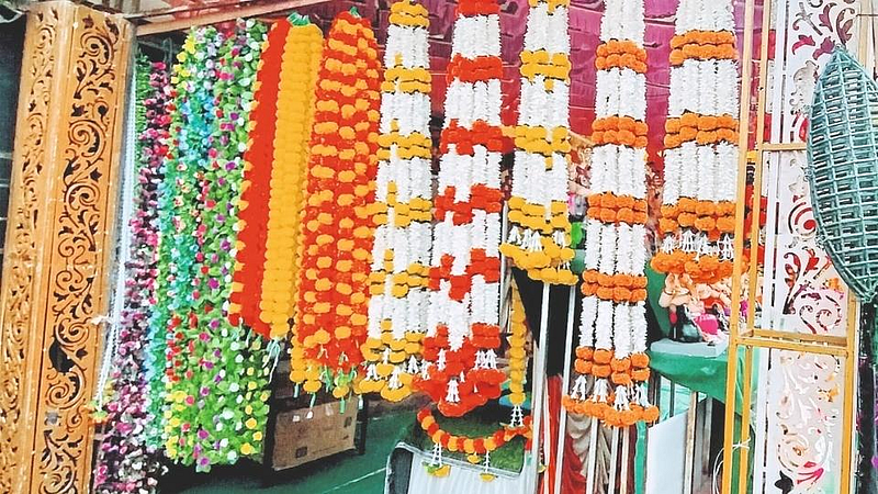 ग्रामीण भागातही आर्टिफिशल फुलांचे लोण; हार व तोरणांनी दुकानं सजली