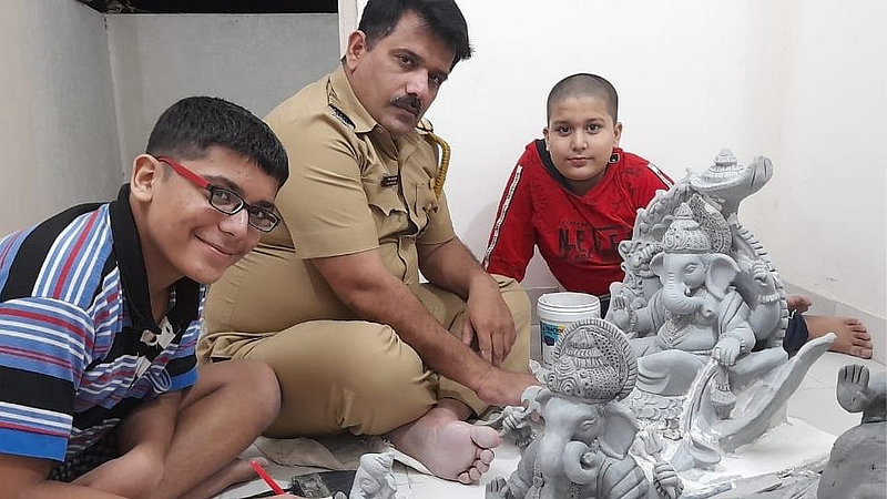 Video; 'असेल जिद्द तर होईल सिद्ध', पोलीस कर्मचाऱ्यानं घडवली बाप्पाची मूर्ती