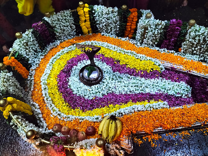 श्रावणी सोमवारच्या निमित्ताने भीमाशंकर मंदिरात फुलांची आकर्षक सजावट