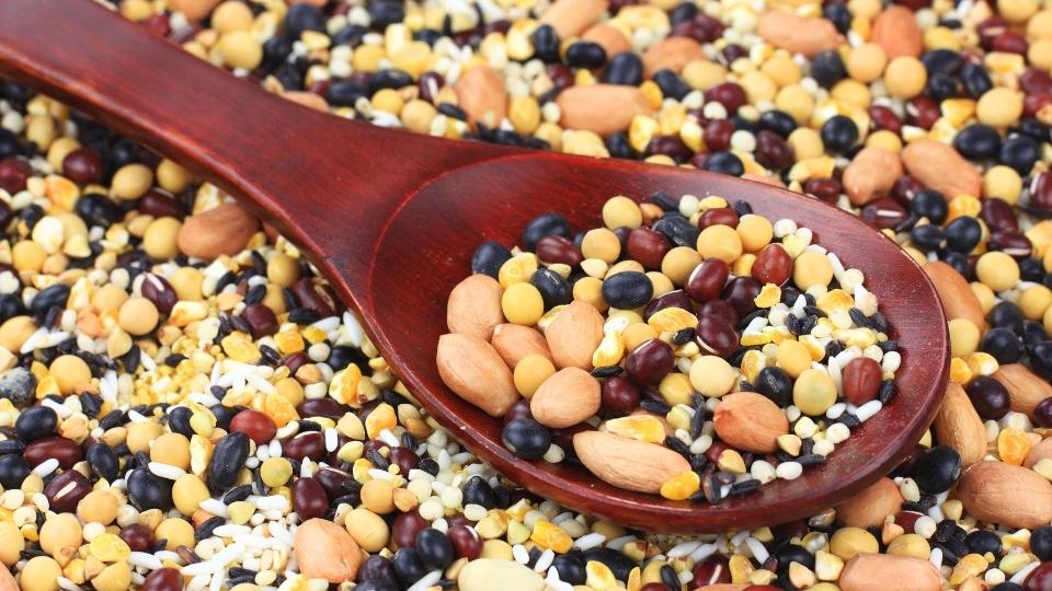 संपूर्ण धान्य : संपूर्ण धान्यांमध्ये चरबी खूप कमी असते परंतु ते फायबर आणि कर्बोदकांमधे समृद्ध असतात. ते खाल्ल्याने तुम्हाला दीर्घकाळ भूक लागत नाही. आहारात ओट्स, संपूर्ण धान्य पास्ता, ब्रेड, ब्राउन राईस, बार्ली, क्विनोआ, संपूर्ण कॉर्न आणि गव्हापासून बनवलेल्या रोट्यांचा समावेश करा.