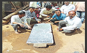 अंकलखोपमध्ये सापडलेल्या 950 वर्षांपूर्वीच्या शिलालेखात काय लिहलंय? अंकलखोपमध्ये सापडलेल्या 950 वर्षांपूर्वीच्या शिलालेखात काय लिहलंय?
