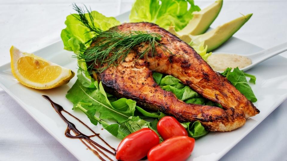सॅल्मन फिश : आपल्याला वाटते की सर्व मासे समान प्रकारचे पोषण देतात. मात्र तसे नाही. सॅल्मन आणि इतर फॅटी फिशमध्ये ओमेगा -3 फॅटी ऍसिडचे प्रमाण जास्त असते. ओमेगा -3 फॅटी ऍसिड शरीराच्या योग्य कार्यासाठी खूप महत्त्वाचे आहेत. यामुळे अनेक गंभीर आजारांचा धोका कमी होतो. फॅटी ऍसिड व्यतिरिक्त त्यात इतर अनेक आवश्यक पोषक घटक देखील असतात. 100 ग्रॅम सॅल्मनमध्ये 2.8 ग्रॅम ओमेगा -3, मॅग्नेशियम, पोटॅशियम आणि व्हिटॅमिन बी असते. आठवड्यातून एकदा किंवा दोनदा चरबीयुक्त मासे खावेत.