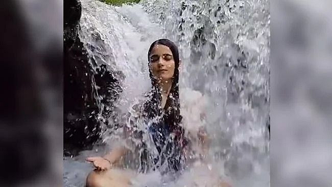 धबधब्याखाली राधिकाचं 'ध्यान'; 'दंगल गर्ल'नं दिली कमेंट