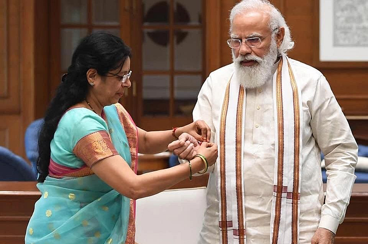मेधा कुलकर्णींनी पंतप्रधानांना बांधली राखी