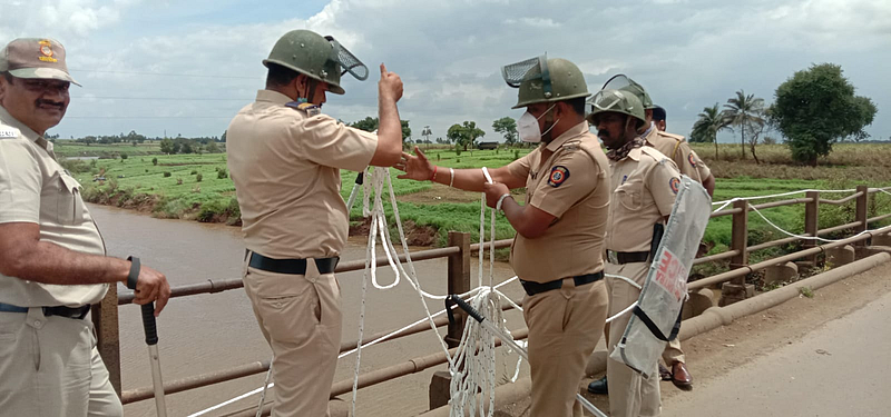 Raju Shetti Parikrama - पंचगंगेचे लोखंडी कठडे दोराने केले बंदिस्त