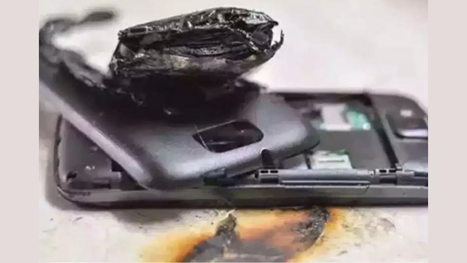 बनावट किंवा डुप्लिकेट चार्जर वापरणे : फास्ट चार्जिंग अडॅप्टर्स वापरताना खूप काळजी घ्या. तुमच्या स्मार्टफोनसोबत आलेले तेच चार्जर नेहमी वापरा. जास्त पॉवर रेटिंग असलेले चार्जर वापरल्याने तुमच्या फोनची बॅटरी ताणली जाऊ शकते. तसेच डुप्लिकेट चार्जर वापरू नका.