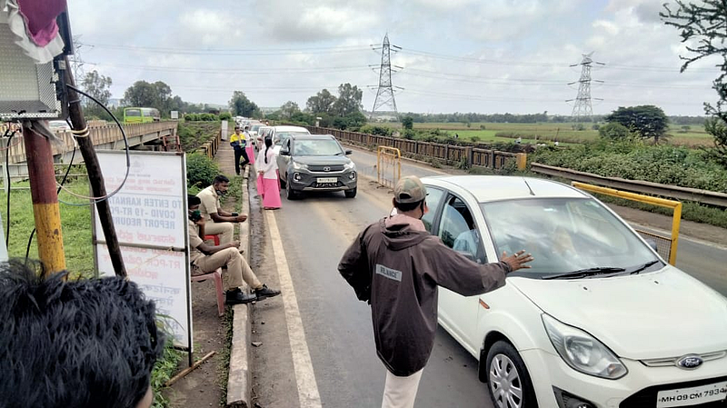 गणेशोत्सवामुळे कर्नाटक सीमा तपासणी नाक्यावर वाहनांच्या रांगा
