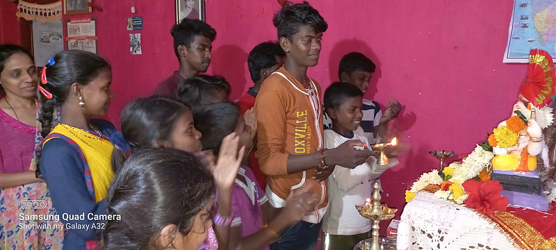 बांदा येथील मुलांना वाढलेले जेवण म्हणजे ईश्वरसेवा- अनुराधा पाटकर