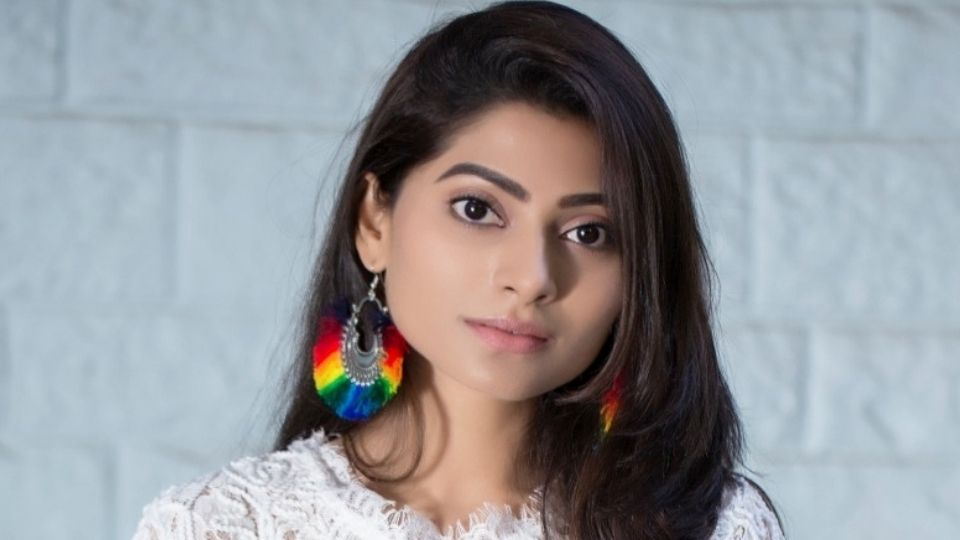 अभिनेत्री रीना मधुकरने आतापर्यंत तिचा सोशल मिडीया प्रेझेन्स अतिशय ग्लॅमरस ठेवला आहे, जो तिच्या चाहत्यांनाही आवडतोय. पण अभिनय आणि कामाच्या बाबतीत तिने नेहमीच वेगवेगळ्या जॉनरच्या भूमिका साकारल्या आहेत.