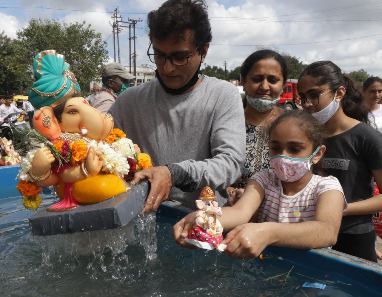 मनपाकडून ठेवण्यात आलेल्या कृत्रिम कुंडात नागरिकांनी गणरायाचे विसर्जन केले.