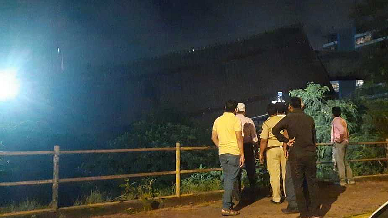मुंबईत BKC मध्ये पुलाचा भाग कोसळला, १४ जण जखमी