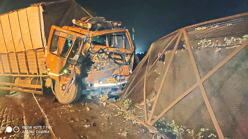 accident on bortembherailway bridge igatpuri disrupted central railway traffic