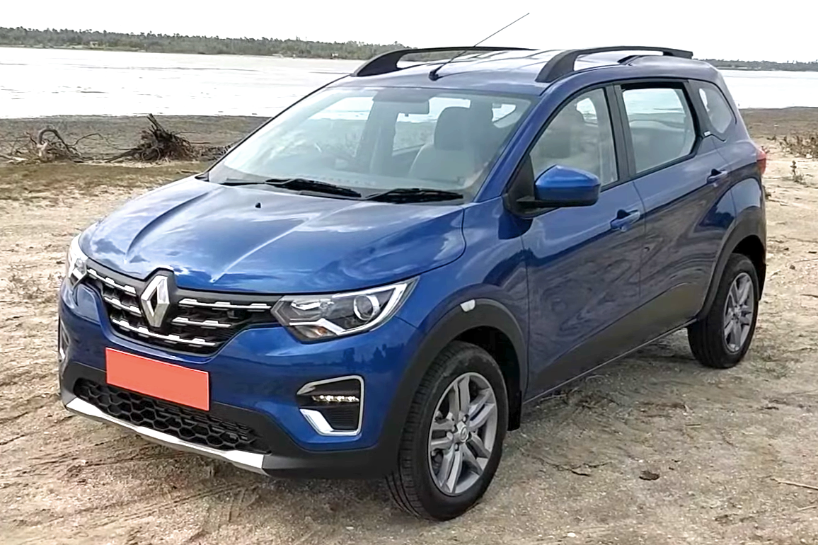 रेनॉल्ट ट्रायबर Renault Triber
रेनॉल्ट ट्रायबर या 7 सीटर कारची किंमत 5.20 लाख रुपयांपासून सुरु होते तर याच्या टॉप व्हेरियंटची किंमत 7,50,000 रुपये आहे. भारतीय बाजारातील मोठ्या कुटुंबासाठी ही एक बेस्ट कार आहे. या कारमध्ये 999 सीसी 3-सिलिंडर इंजिन दिले आहे, जे 6250 आरपीएमवर 71 एचपी आणि 3500 आरपीएमवर 96 एनएम टॉर्क जनरेट करते.