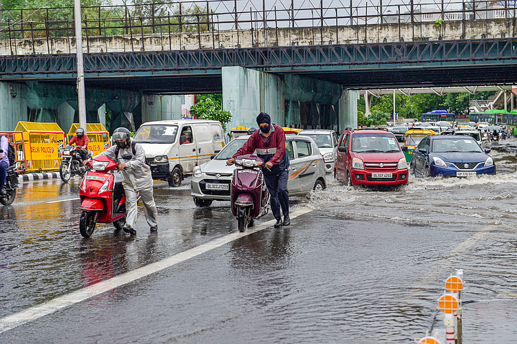 Delhi Rain : धुवांधार पावसाने राजधानी तुंबली, रस्ते जलमय