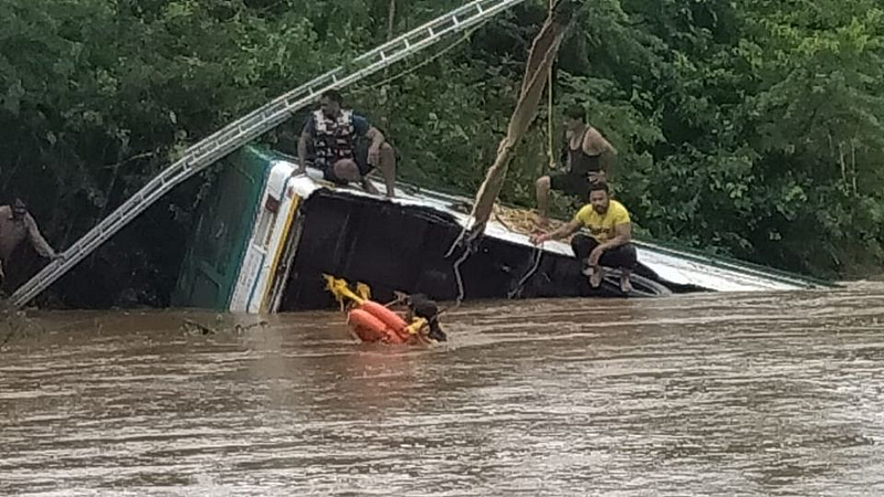पुरातून गाडी काढण्याचे धाडस बेतले जिवावर