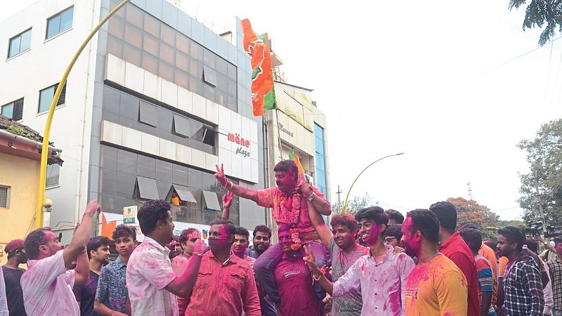 बेळगाव ः महापालिका निवडणुकीत विजयी भाजपच्या उमेदवाराला खांद्यावर घेऊन जल्लोष करताना कार्यकर्ते.