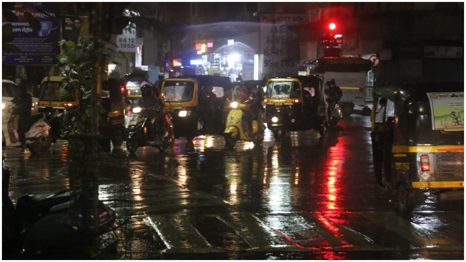पुणे : पावसादरम्यानच प्रमुख रस्त्यांवर सिग्नल लागल्याने अनेकांना पावसात भिजणं अपरिहार्य ठरलं. (फोटो - विश्वजीत पवार)