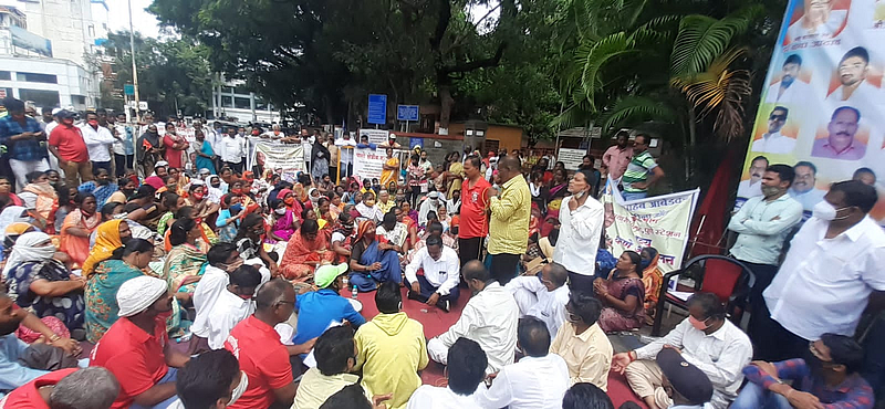 अतिक्रमण कारवाई विरोधात पथारी व्यवसायिकांचे निदर्शने