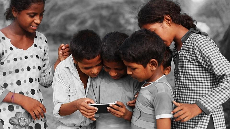 शाळा बंदमुळे दुष्टच्रकात भावी पिढी! दोन लाख विद्यार्थी प्रवाहाबाहेर