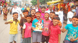 आले गणराय! स्वागतासाठी रमले बच्चेकंपनीसह कुटुंबीयही आले गणराय! स्वागतासाठी रमले बच्चेकंपनीसह कुटुंबीयही