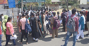 परीक्षा महाराष्ट्राची, केंद्र उत्तरप्रदेशात,अन् चीनमध्येही! परीक्षा महाराष्ट्राची, केंद्र उत्तरप्रदेशात,अन् चीनमध्येही!