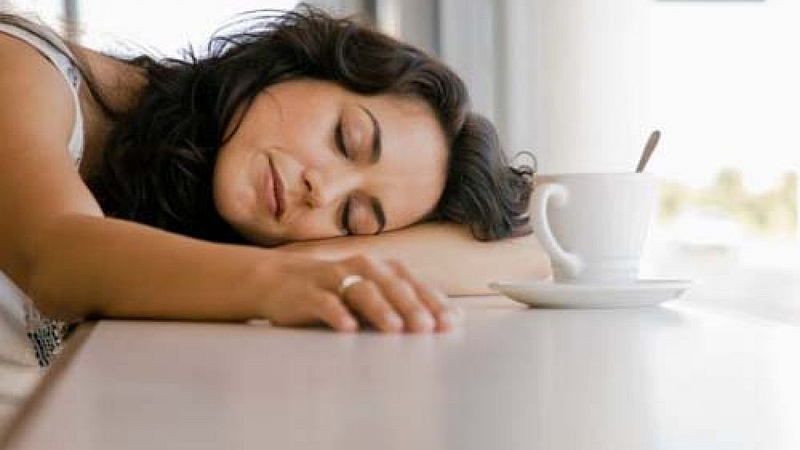 जेवण केल्यानंतर सुस्ती का येते? जाणून घ्या कारण...