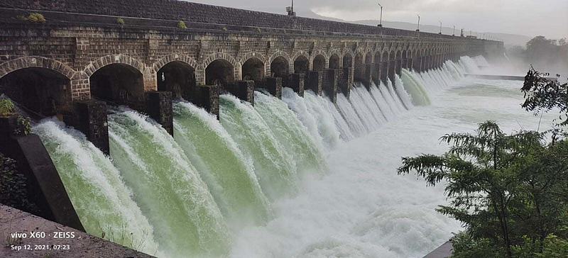भाटघर धरण ओव्हरफ्लो; धरणातून ८६२४ क्यूसेक पाण्याचा विसर्ग