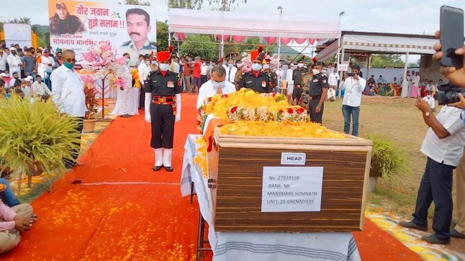 सातारा : हुतात्मा सोमनाथ मांढरे (Jawan Somnath Mandhare) यांच्या पार्थिवावर आज आसले (ता. वाई) येथे शासकीय इतमामात अंत्यसंस्कार करण्यात आले.