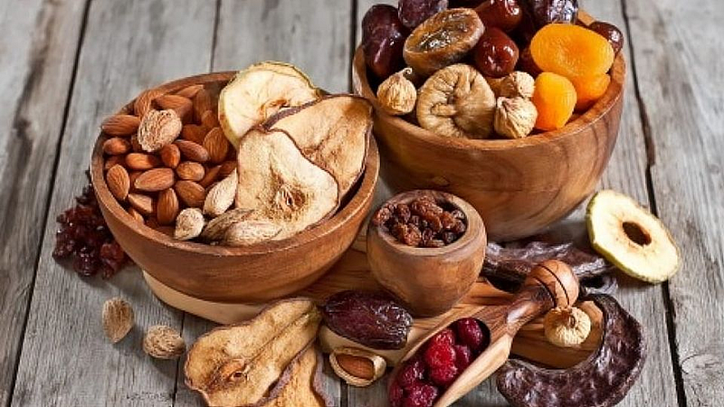 डोळ्यांची नजर कमी होतेय? या 5 पदार्थांचा डाइटमध्ये करा समावेश