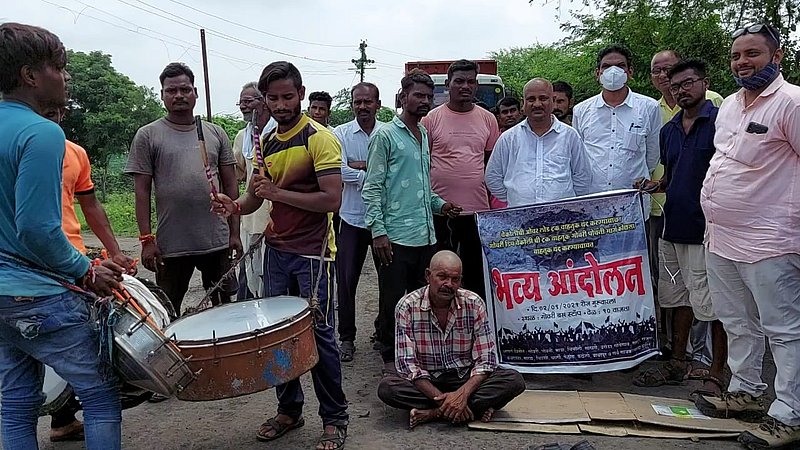 आरोग्यासाठी नागरिकांनी केले मुंडण; ओव्हरलोड वाहतुकीमुळे त्रस्त