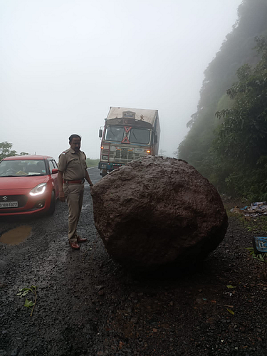 वैभववाडी: करूळ घाटात रस्त्यावर दगड कोसळला