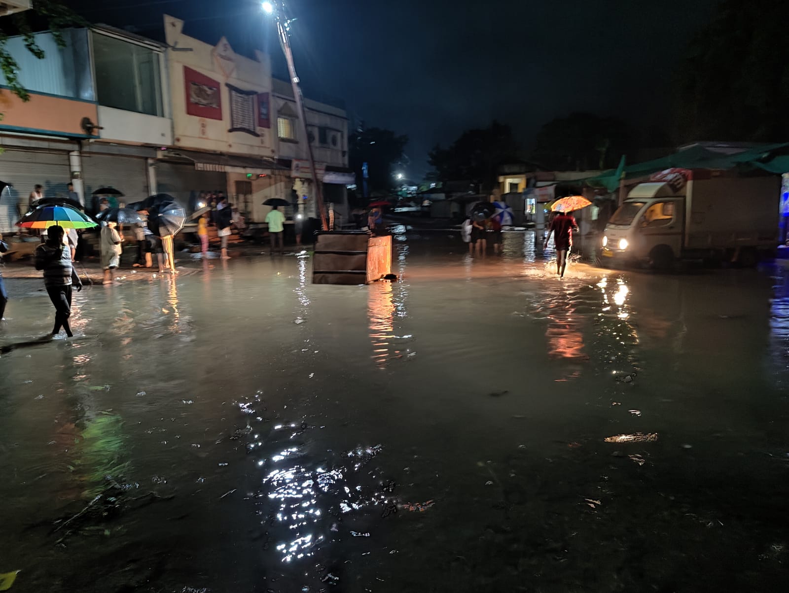 शहरातील लेंडी व शाखाबंरी नदीच्या पुरपाण्याच्या पातळीत सध्या हळूहळू वाढ होत आहे. पन्नास वर्षात नदी सर्वात मोठा पूर असल्याचे सांगण्यात येत आहे. नायडोंगरी बरोबरच परिसरातील शेती क्षेत्रातील पिकाचे मोठे नुकसान झाल्याने शेतकऱ्यांनी शेताकडे धाव घेतली आहे.
