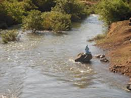 सोयगाव : रुद्रेश्वर धरणाला गळती, प्रशासन हादरले सोयगाव : रुद्रेश्वर धरणाला गळती, प्रशासन हादरले