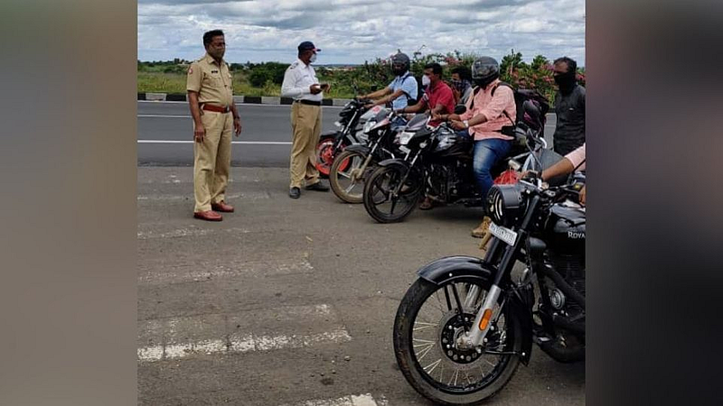 डाळज येथील राष्ट्रीय महामार्गावर वाहतूक नियम संदर्भात जनजागृती