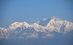 सिक्कीममध्ये सिंगलीला कंचनजंगा शिखर आहे. या शिखराची उंची ४,९४० मीटर आहे. मार्च ते मे आणि सप्टेंबर ते ऑक्टोबर या काळात इथे जाता येईल.