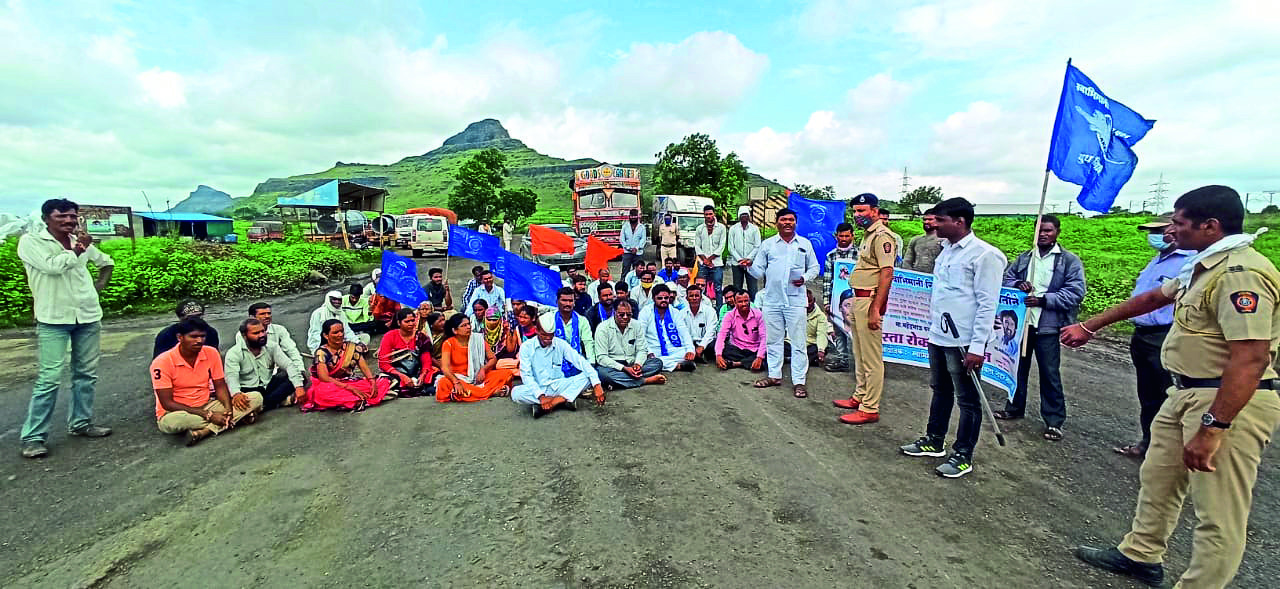 टोल प्रशासन वसुली जोरात करत असून महामार्गाच्या दुरुस्तीकडे दुर्लक्ष करत आहे. यामुळे स्वाभिमानी रिपब्लिकन पक्षाचे विसापूर फाट्यावर रास्ता रोको आंदोलन