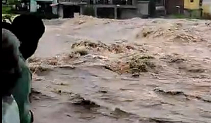 वाळूज परिसरात कोसळला जोरदार पाऊस, रस्त्याला नदीचे स्वरूप वाळूज परिसरात कोसळला जोरदार पाऊस, रस्त्याला नदीचे स्वरूप