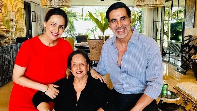 akshay kumar with mother