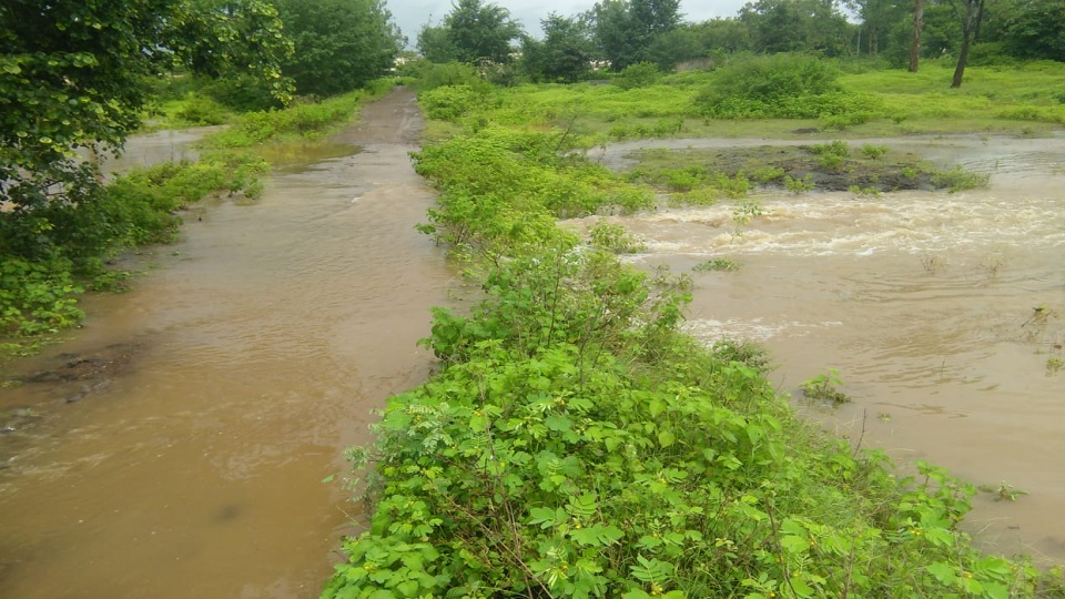 पावसाने ओढे वाहू लागले