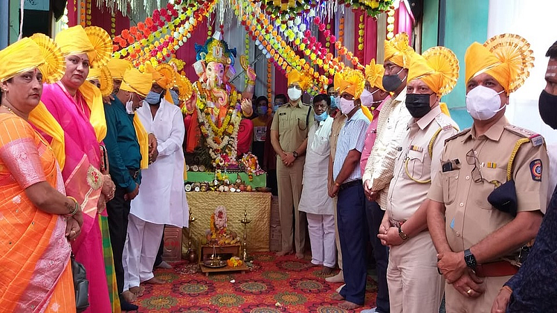 उदगीर (जि.लातूर) : आजोबा गणपतीचे विसर्जन महाआरतीने सुरुवात करताना पोलीस अधीक्षक निखील पिंगळे, अतिरिक्त पोलीस अधीक्षक हिम्मत जाधव, अपर जिल्हाधिकारी अरविंद लोखंडे, उपजिल्हाधिकारी डॉ. प्रविण मेंगशेट्टी, पालिकेचे मुख्याधिकारी भारत राठोड, तहसीलदार रामेश्वर गोरे, माजी नगराध्यक्ष राजेश्वर निटूरे आदी.