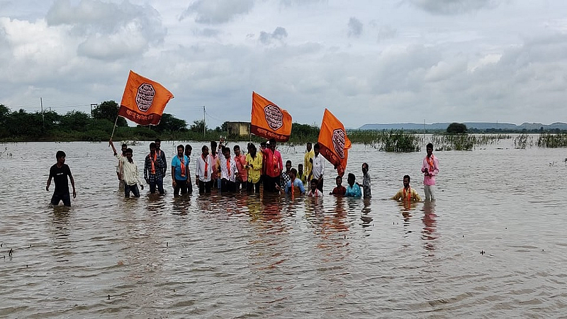 जालना जिल्ह्यातील अंबड तालुक्यामधील बारसवाडा येथील गल्हाटी प्रकल्पात महाराष्ट्र नवनिर्माण सेनेच्या जलसमाधी आंदोलन करण्यात आले.